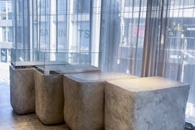 【明治神宮前駅5分】原宿キャットストリートに佇む2Fレンタルスペース。全面ガラス、釘打ちOK。賑わうロケーションで上質なイベントを。