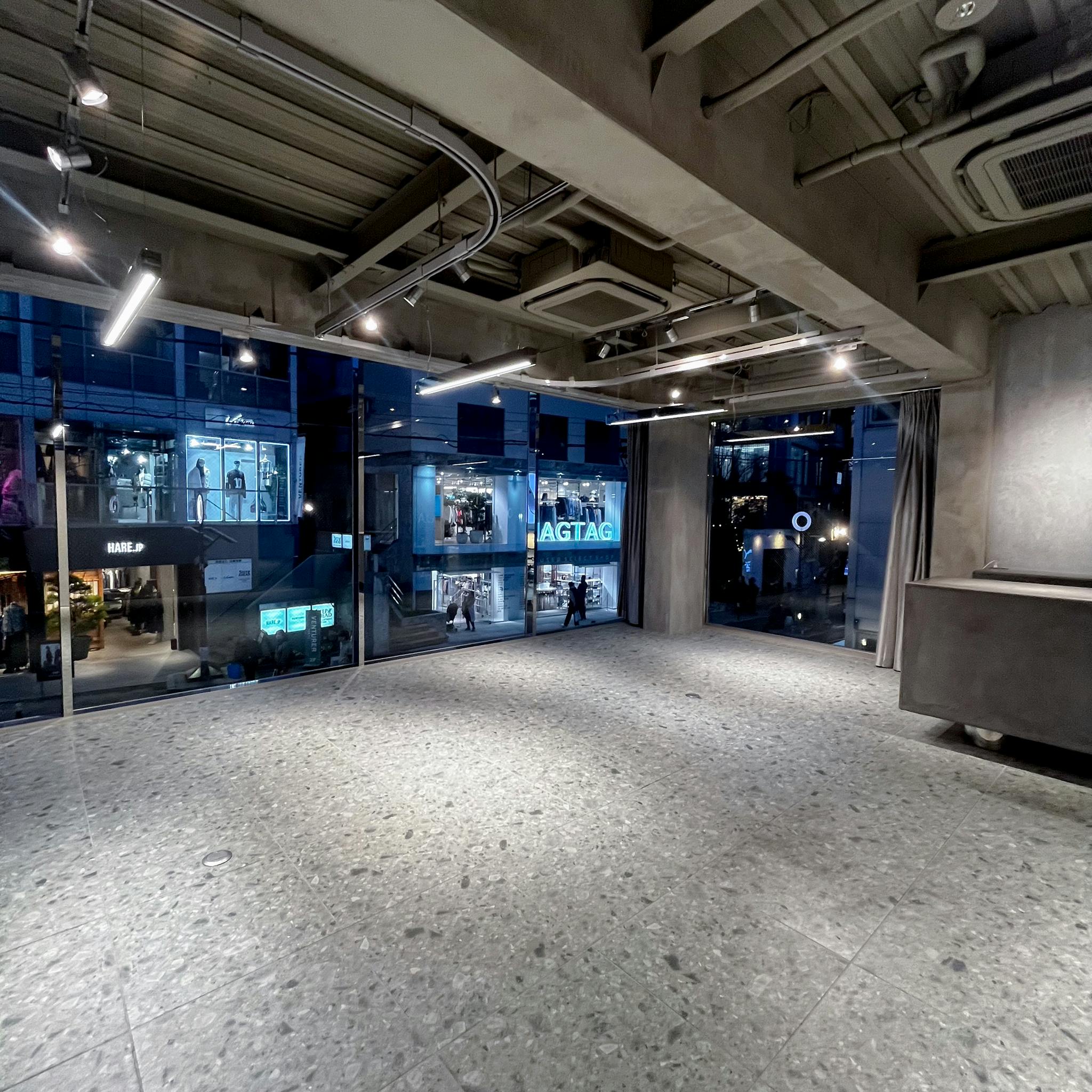 【明治神宮前駅5分】原宿キャットストリートに佇む2Fレンタルスペース。全面ガラス、釘打ちOK。賑わうロケーションで上質なイベントを。