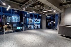 【明治神宮前駅5分】原宿キャットストリートに佇む2Fレンタルスペース。全面ガラス、釘打ちOK。賑わうロケーションで上質なイベントを。