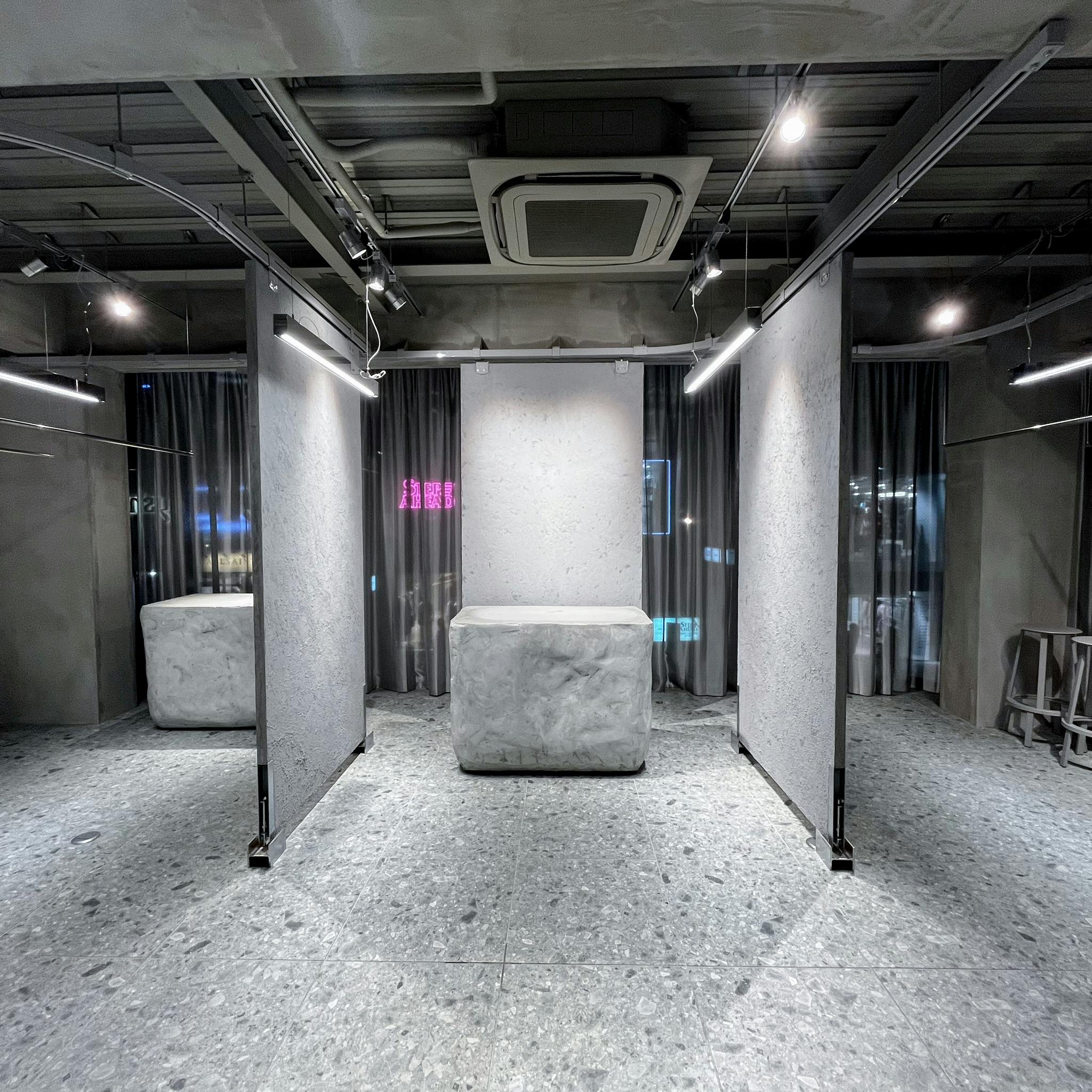 【明治神宮前駅5分】原宿キャットストリートに佇む2Fレンタルスペース。全面ガラス、釘打ちOK。賑わうロケーションで上質なイベントを。