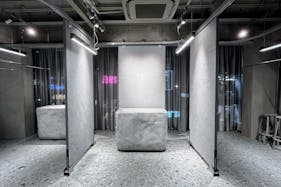 【明治神宮前駅5分】原宿キャットストリートに佇む2Fレンタルスペース。全面ガラス、釘打ちOK。賑わうロケーションで上質なイベントを。