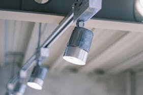 【明治神宮前駅5分】原宿キャットストリートに佇む2Fレンタルスペース。全面ガラス、釘打ちOK。賑わうロケーションで上質なイベントを。