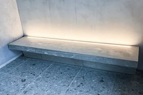 【明治神宮前駅5分】原宿キャットストリートに佇む2Fレンタルスペース。全面ガラス、釘打ちOK。賑わうロケーションで上質なイベントを。