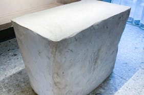 【明治神宮前駅5分】原宿キャットストリートに佇む2Fレンタルスペース。全面ガラス、釘打ちOK。賑わうロケーションで上質なイベントを。