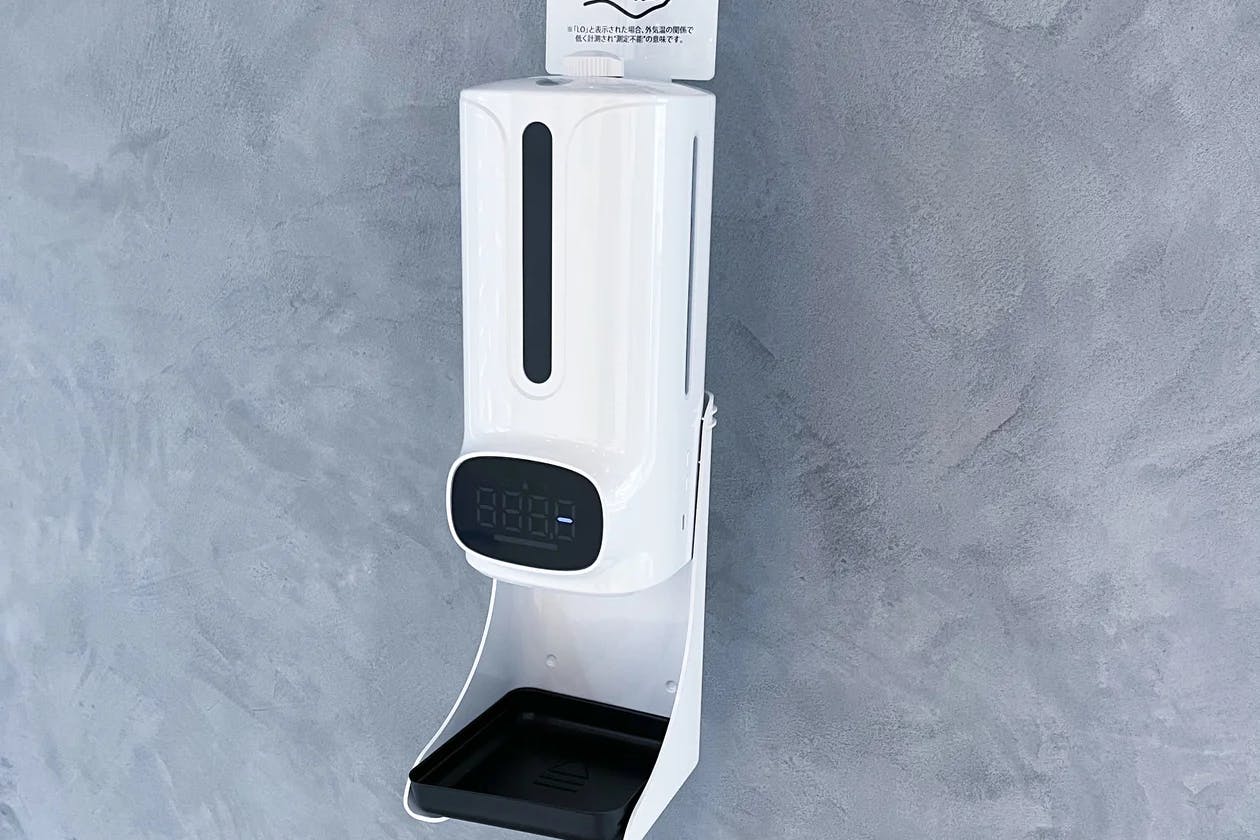 【明治神宮前駅5分】原宿キャットストリートに佇む2Fレンタルスペース。全面ガラス、釘打ちOK。賑わうロケーションで上質なイベントを。