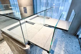 【明治神宮前駅5分】原宿キャットストリートに佇む2Fレンタルスペース。全面ガラス、釘打ちOK。賑わうロケーションで上質なイベントを。