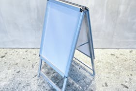 【明治神宮前駅5分】原宿キャットストリートに佇む2Fレンタルスペース。全面ガラス、釘打ちOK。賑わうロケーションで上質なイベントを。