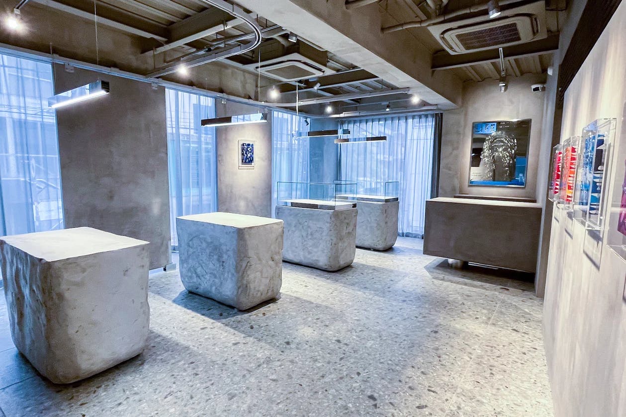 【明治神宮前駅5分】原宿キャットストリートに佇む2Fレンタルスペース。全面ガラス、釘打ちOK。賑わうロケーションで上質なイベントを。