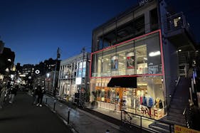 【明治神宮前駅5分】原宿キャットストリートに佇む2Fレンタルスペース。全面ガラス、釘打ちOK。賑わうロケーションで上質なイベントを。