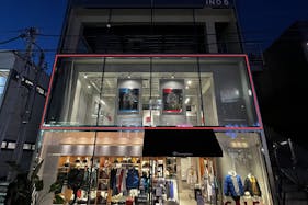 【明治神宮前駅5分】原宿キャットストリートに佇む2Fレンタルスペース。全面ガラス、釘打ちOK。賑わうロケーションで上質なイベントを。