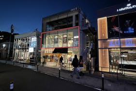 【明治神宮前駅5分】原宿キャットストリートに佇む2Fレンタルスペース。全面ガラス、釘打ちOK。賑わうロケーションで上質なイベントを。