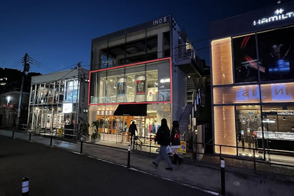 【明治神宮前駅5分】原宿キャットストリートに佇む2Fレンタルスペース。全面ガラス、釘打ちOK。賑わうロケーションで上質なイベントを。