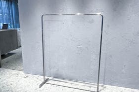 【明治神宮前駅5分】原宿キャットストリートに佇む2Fレンタルスペース。全面ガラス、釘打ちOK。賑わうロケーションで上質なイベントを。