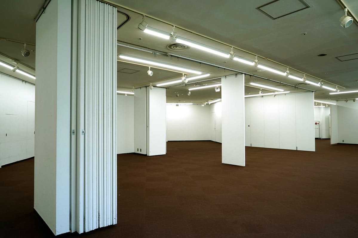 スライディングドアーで展示用の壁や動線などレイアウトをアレンジできます