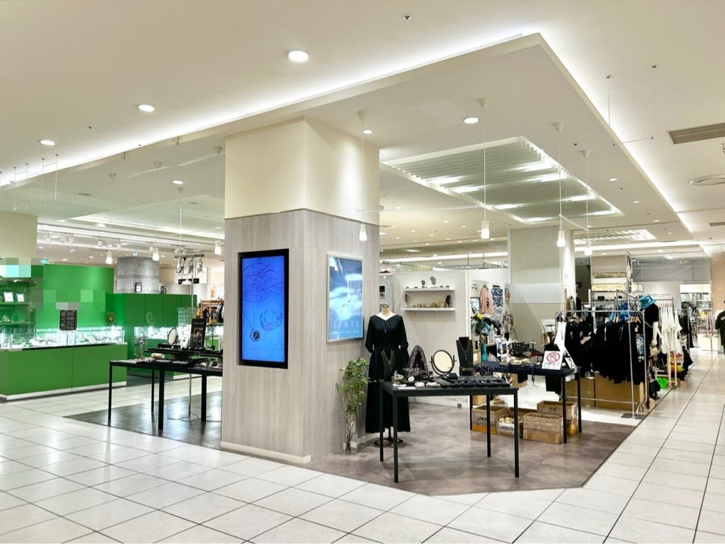 【北千住マルイ】2階　カレンダリウムD05【物販・PRイベント】エスカレーター正面、天井が高く視認性が良い開放感のある区画の画像