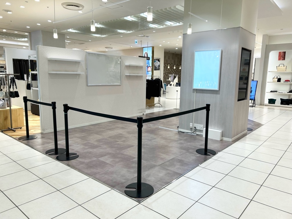 【北千住マルイ】2階　カレンダリウムD05【物販・PRイベント】エスカレーター正面、天井が高く視認性が良い開放感のある区画