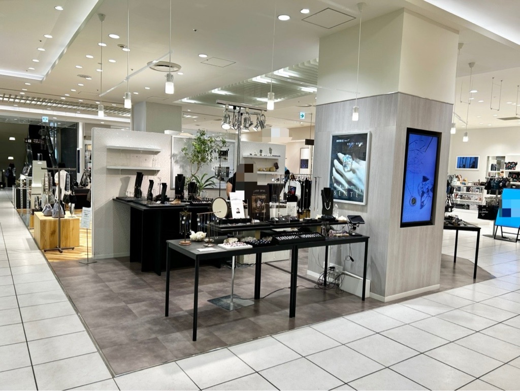 【北千住マルイ】2階　カレンダリウムD05【物販・PRイベント】エスカレーター正面、天井が高く視認性が良い開放感のある区画