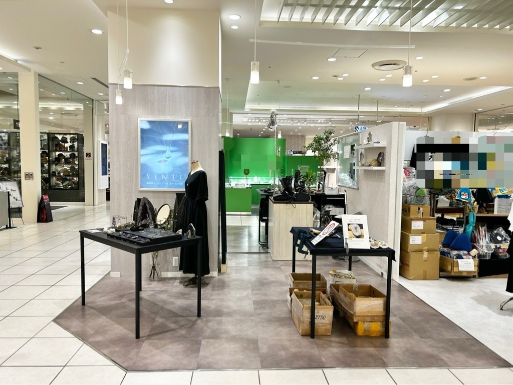 【北千住マルイ】2階　カレンダリウムD05【物販・PRイベント】エスカレーター正面、天井が高く視認性が良い開放感のある区画