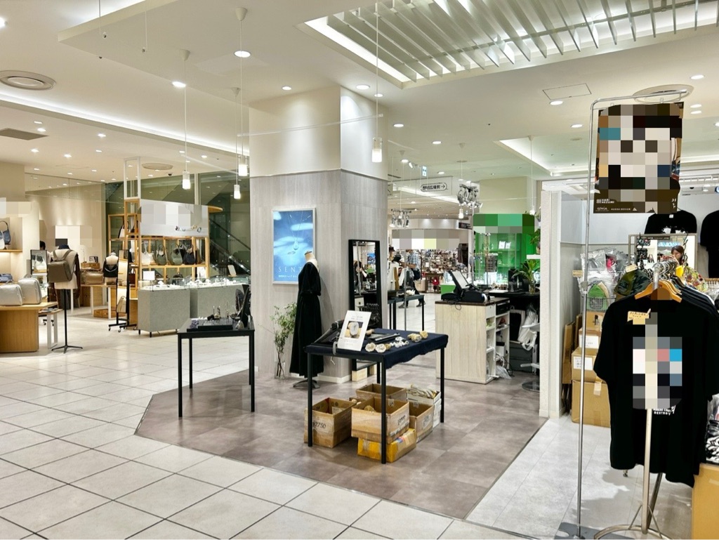 【北千住マルイ】2階　カレンダリウムD05【物販・PRイベント】エスカレーター正面、天井が高く視認性が良い開放感のある区画