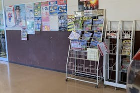 【オークワ六十谷】プロモーションに最適な風除室スペース