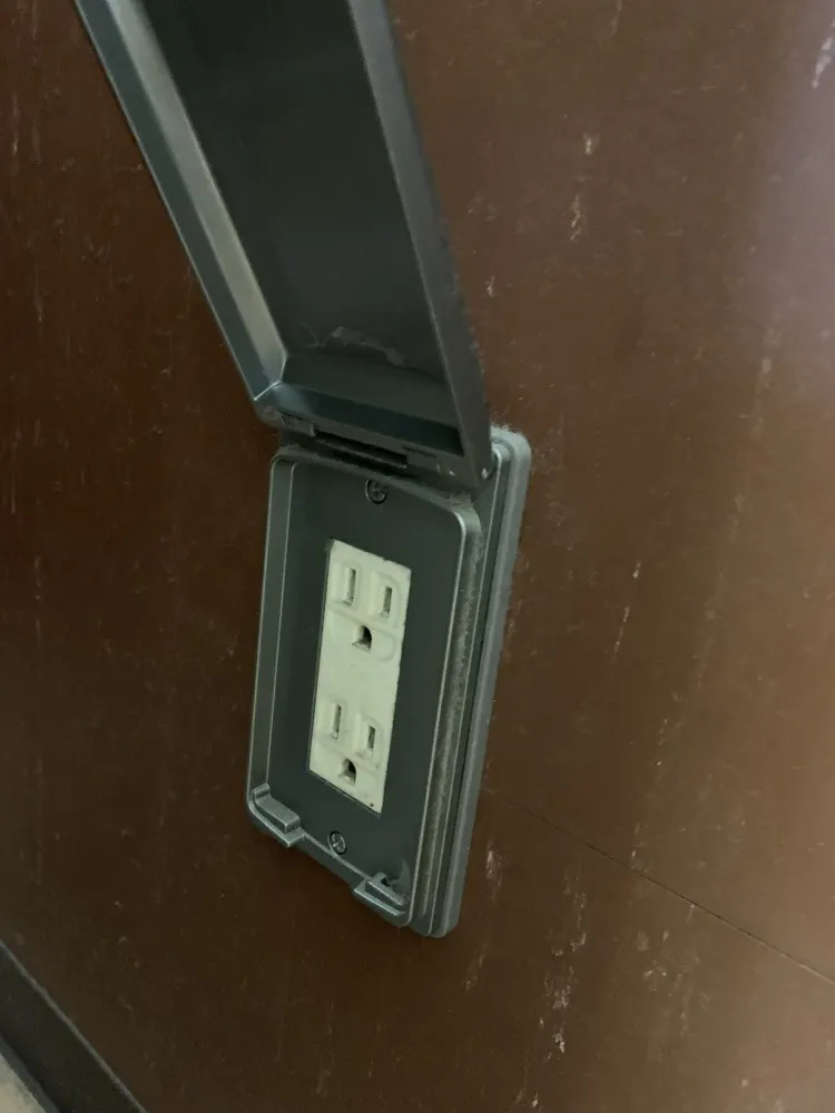 【オークワ六十谷】プロモーションに最適な風除室スペース