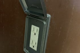 【オークワ六十谷】プロモーションに最適な風除室スペース