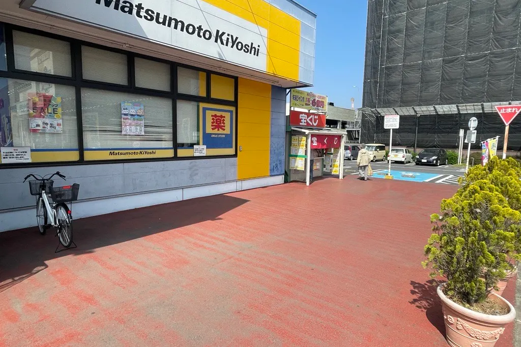 【フレスポ赤塚】キッチンカーや食物販催事に利用可能なマツキヨ前屋外スペース