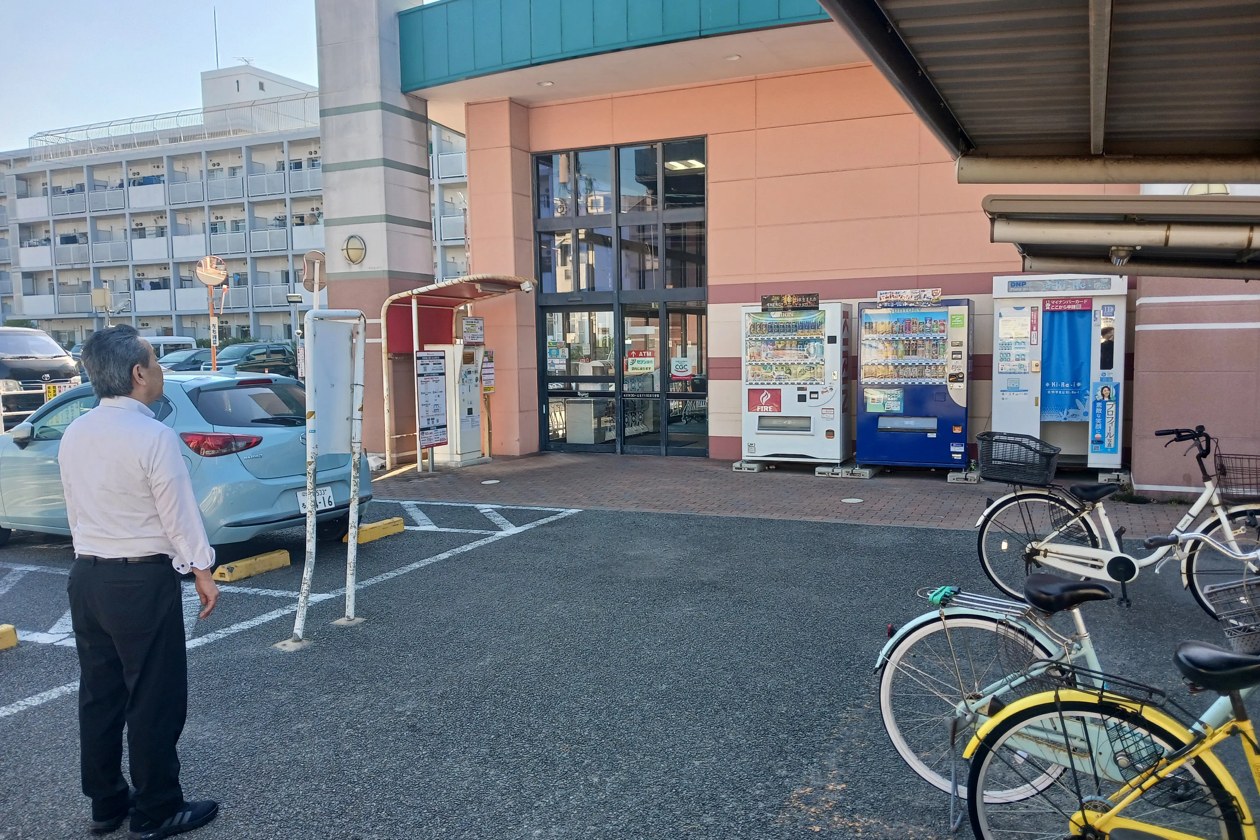 【レガネット筥松】正面出入口 物販やキッチンカー出店に最適なスーパー屋外催事イベントスペース