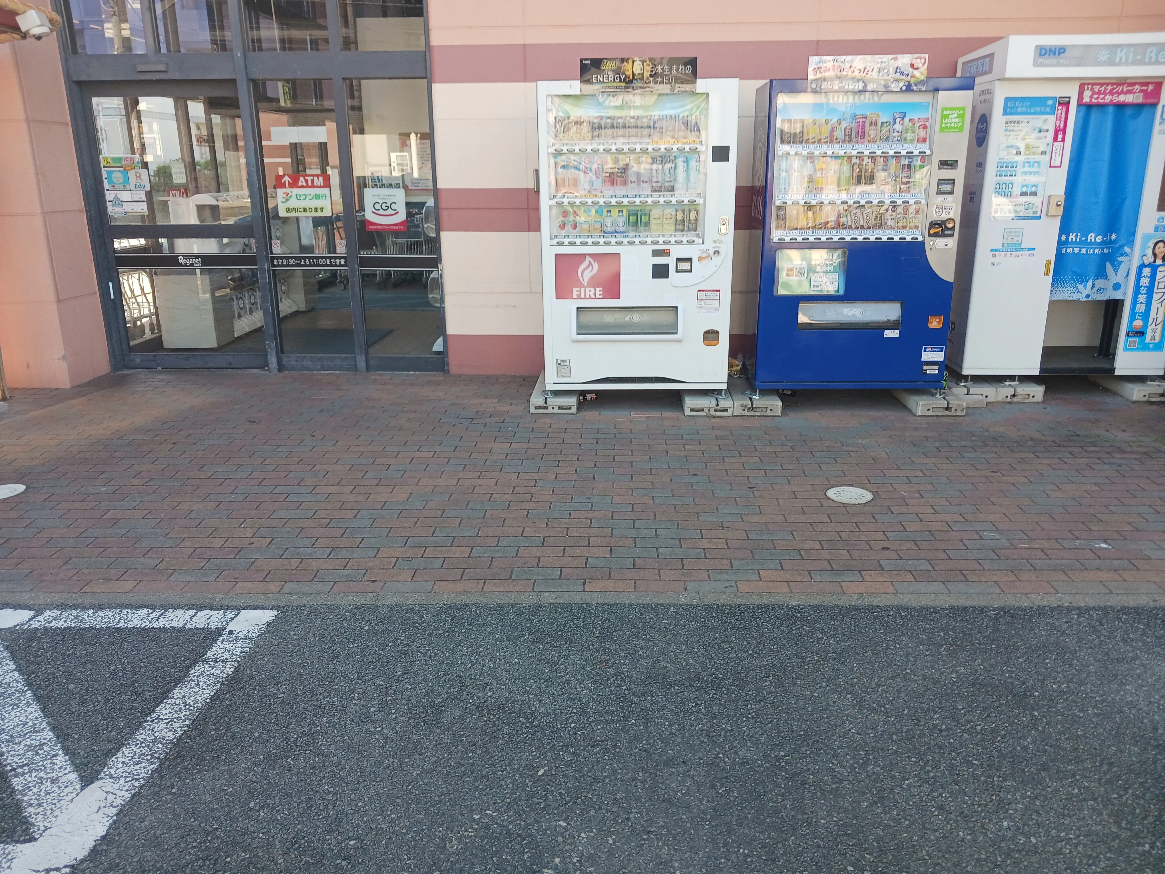 【レガネット筥松】正面出入口 物販やキッチンカー出店に最適なスーパー屋外催事イベントスペース