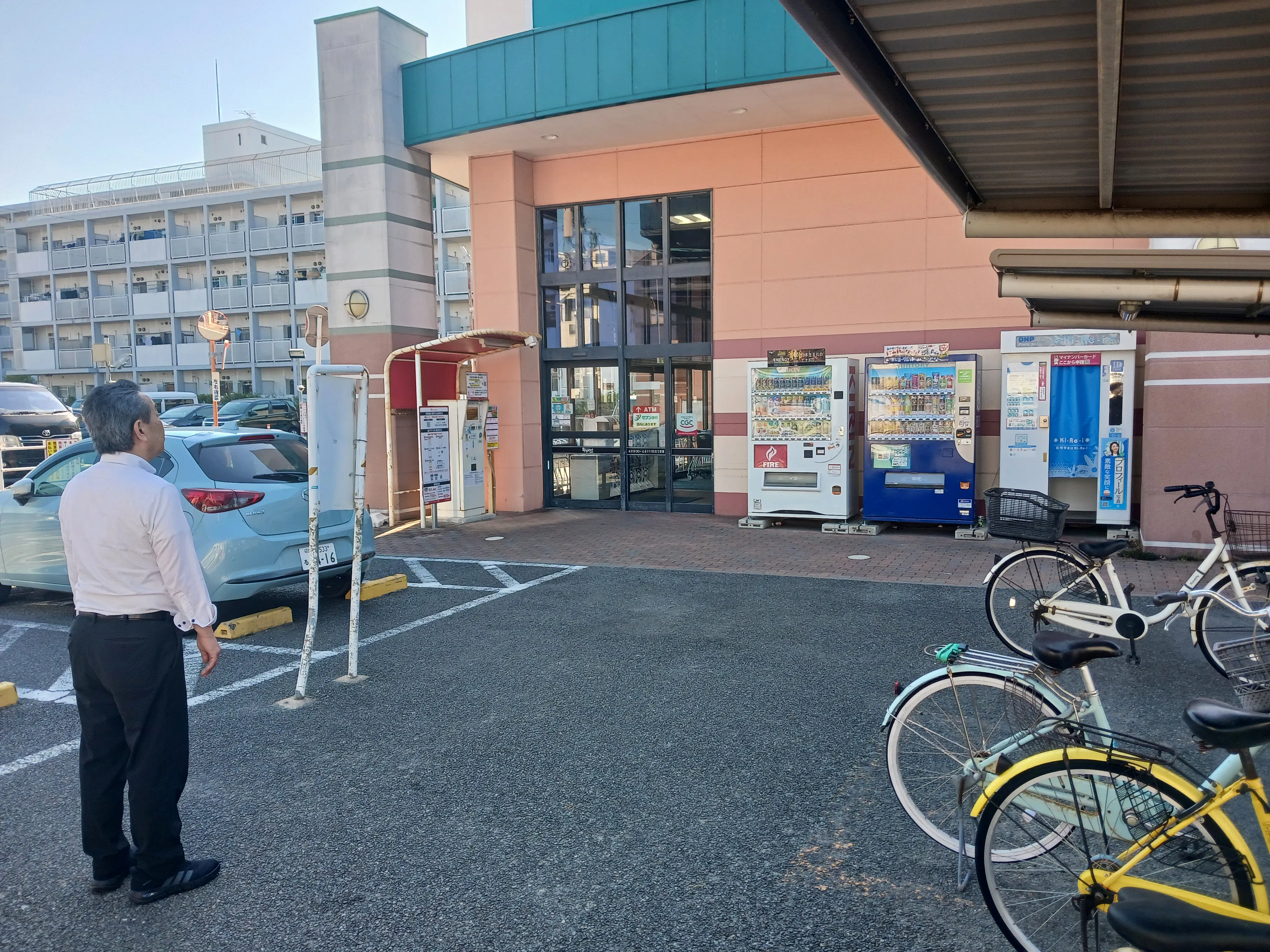 【レガネット筥松】正面出入口 物販やキッチンカー出店に最適なスーパー屋外催事イベントスペース
