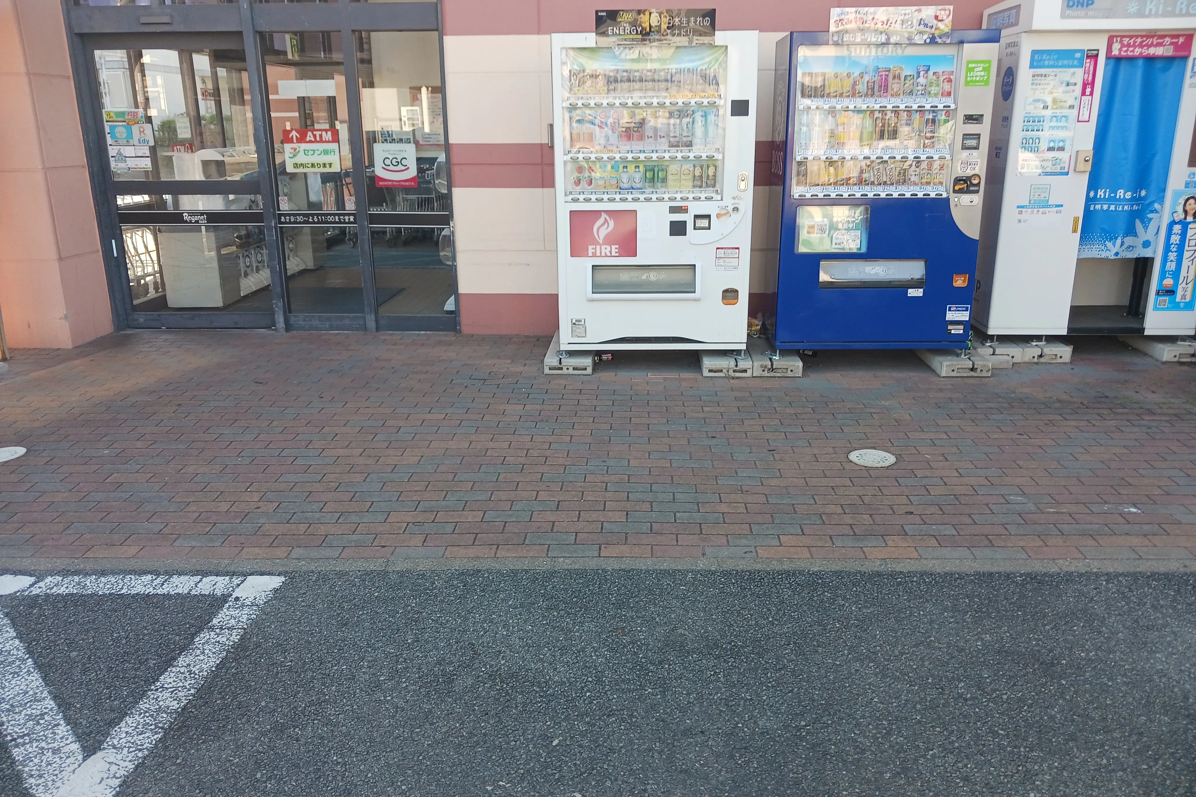 【レガネット筥松】正面出入口 物販やキッチンカー出店に最適なスーパー屋外催事イベントスペース