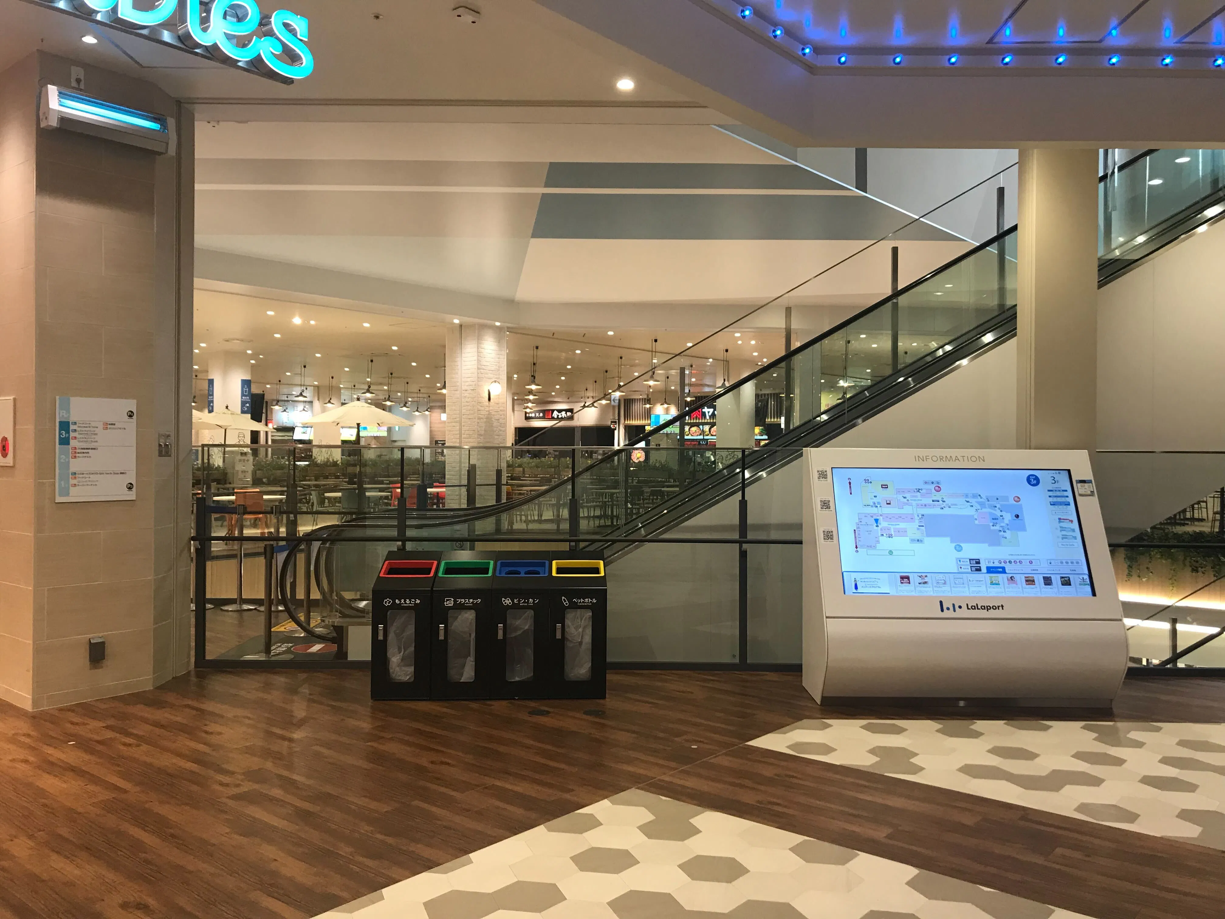 【ららぽーとTOKYO-BAY】北館3F　グルメテーブルズ (フードコート入口)