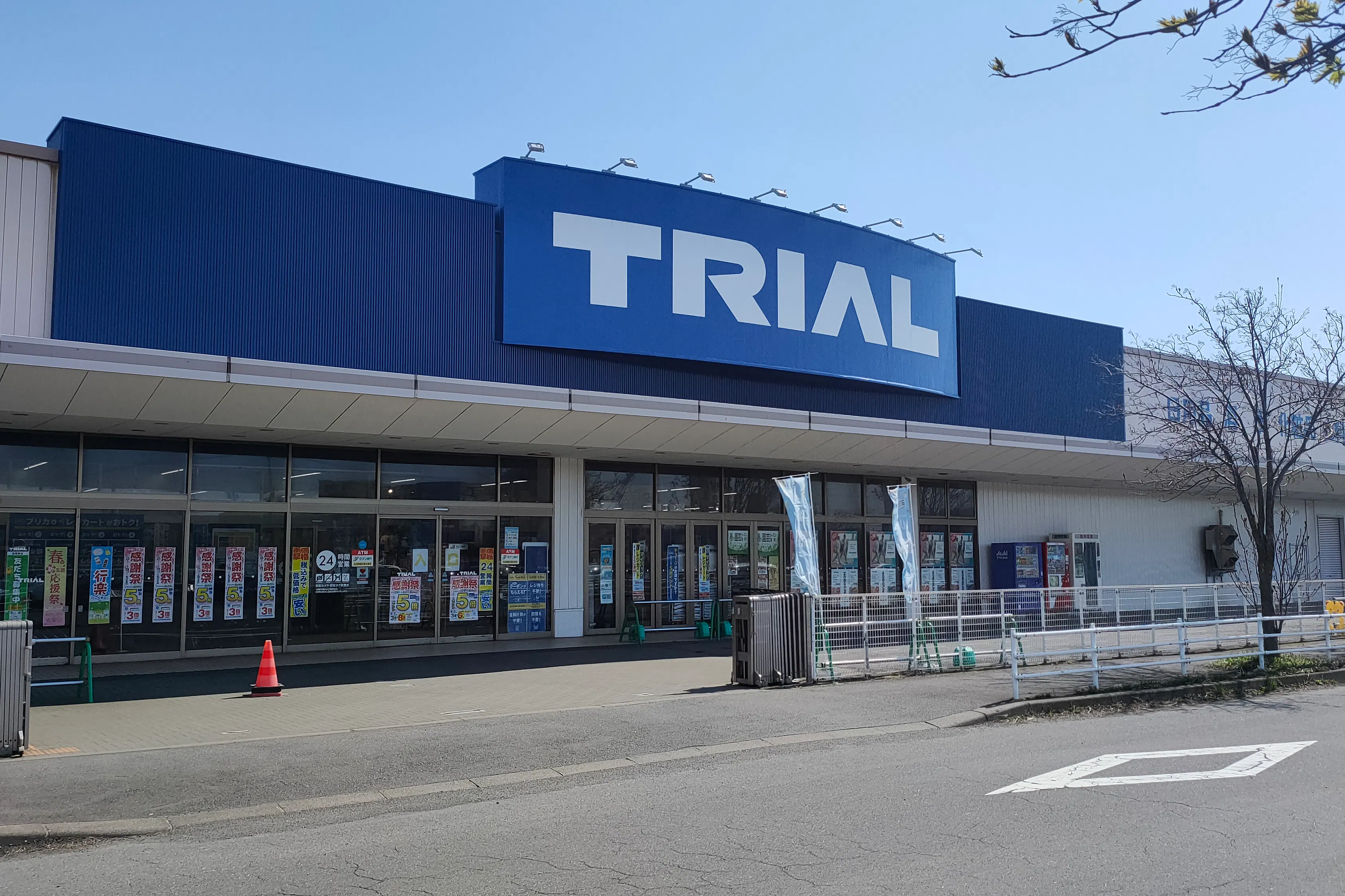 【スーパーセンタートライアル室蘭東店】キッチンカー(調理営業)出店限定/屋外 Ⓑキッチンカースペース【入口正面右側】