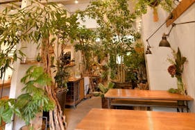 【目黒区家具屋通り】ワークショップやポップアップストアに適した緑豊かなフラワーショップとカフェ一体型のユニークなイベントスペース(貸切り)