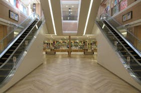 【イオンモール秋田】2F 未来屋書店前