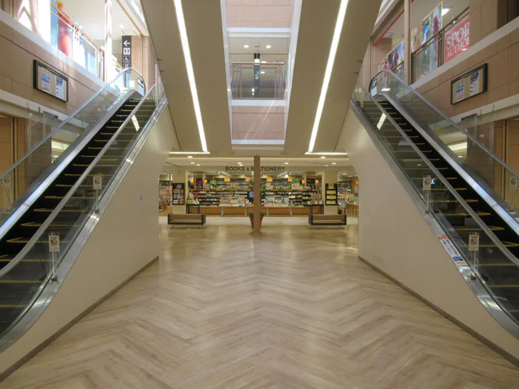 【イオンモール秋田】2F  未来屋書店前の画像