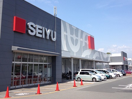 【西友　沼津店】1階スーパーマーケット側入口前 (駐車場)　キッチンカー・コーヒーテイクアウトや、クレープ・たいやき・焼きそば・お好み焼き など販売におすすめな屋外催事イベントスペース