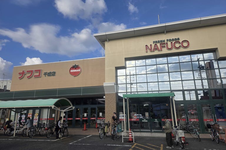 【ナフコトミダ千成店】食物販や販促プロモーションに最適な入口近くの軒下スペースの画像2