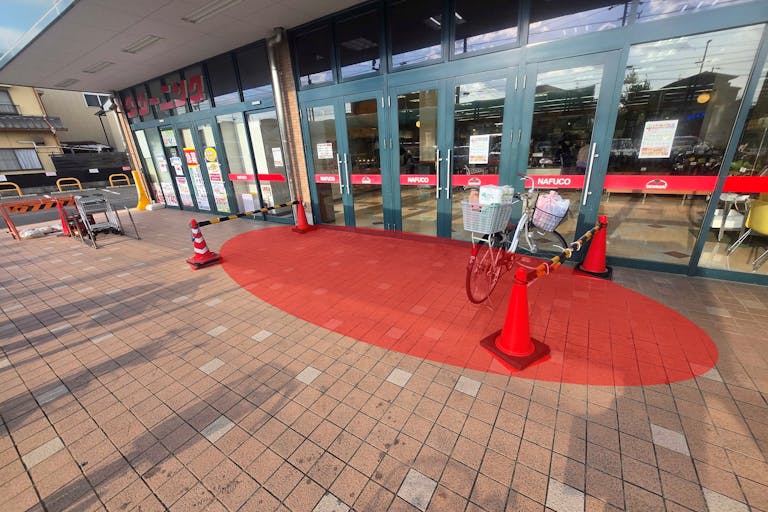 【ナフコトミダ千成店】食物販や販促プロモーションに最適な入口近くの軒下スペースの画像1