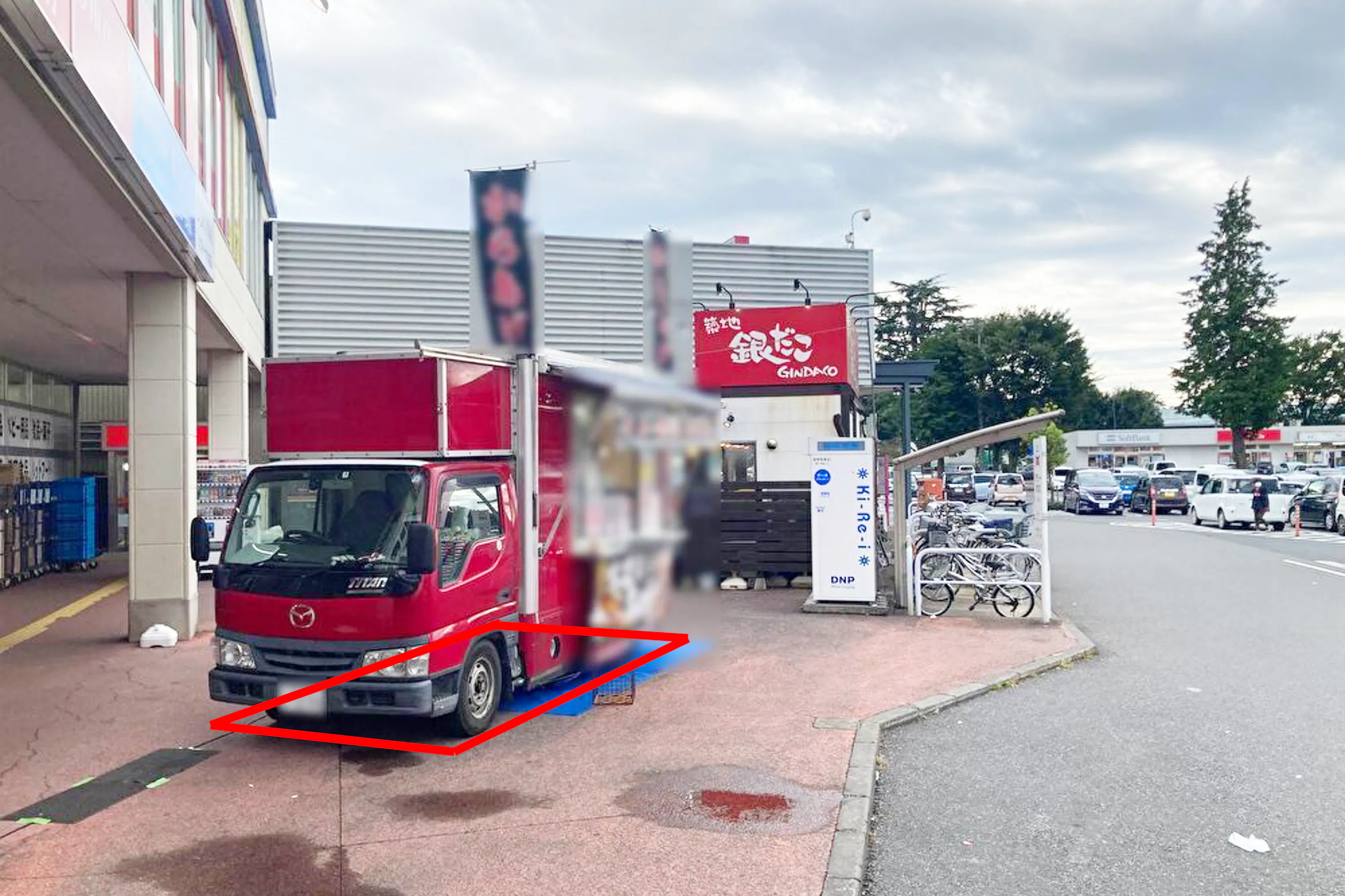 【イオンタウン野田七光台】キッチンカーに最適な施設出入口と駐車場の間にある通行量の多い屋外スペース