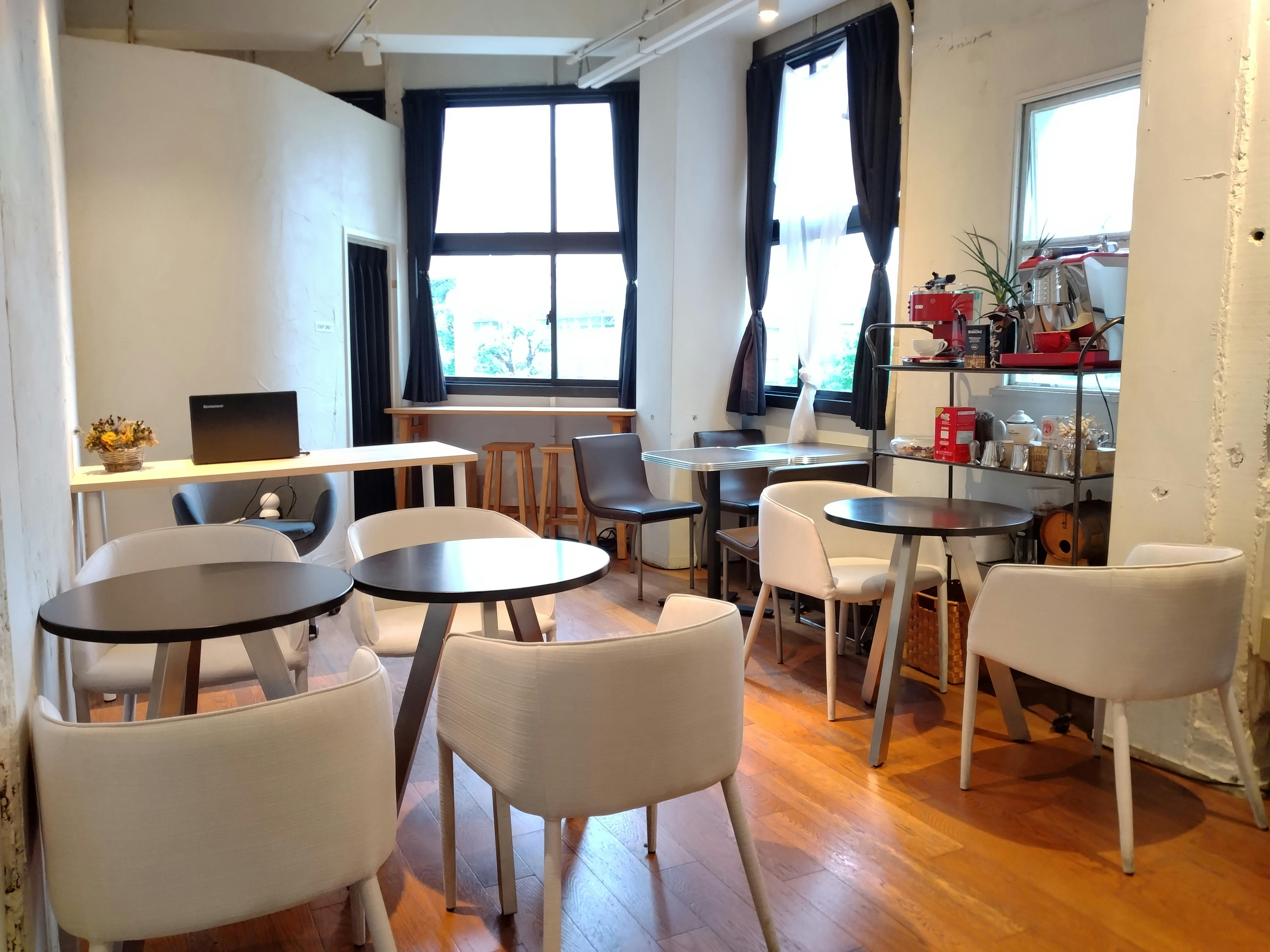 机、椅子、棚のレイアウトは自由自在