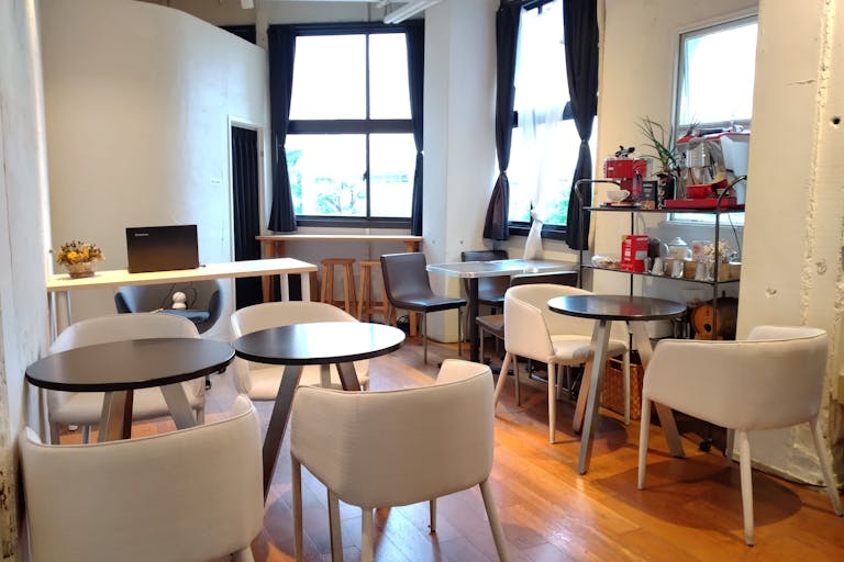 机、椅子、棚のレイアウトは自由自在