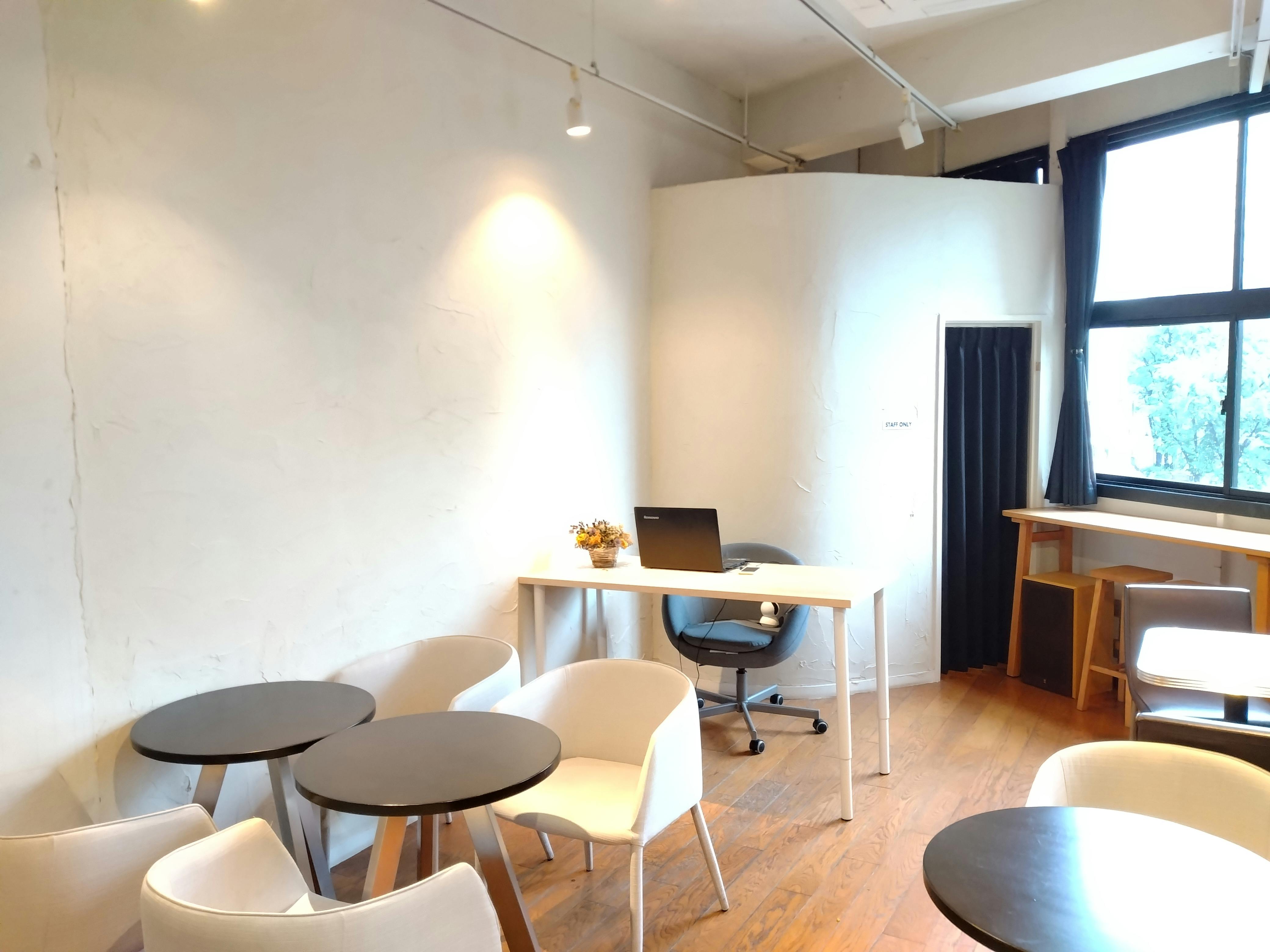 自然光が入る明るい店内