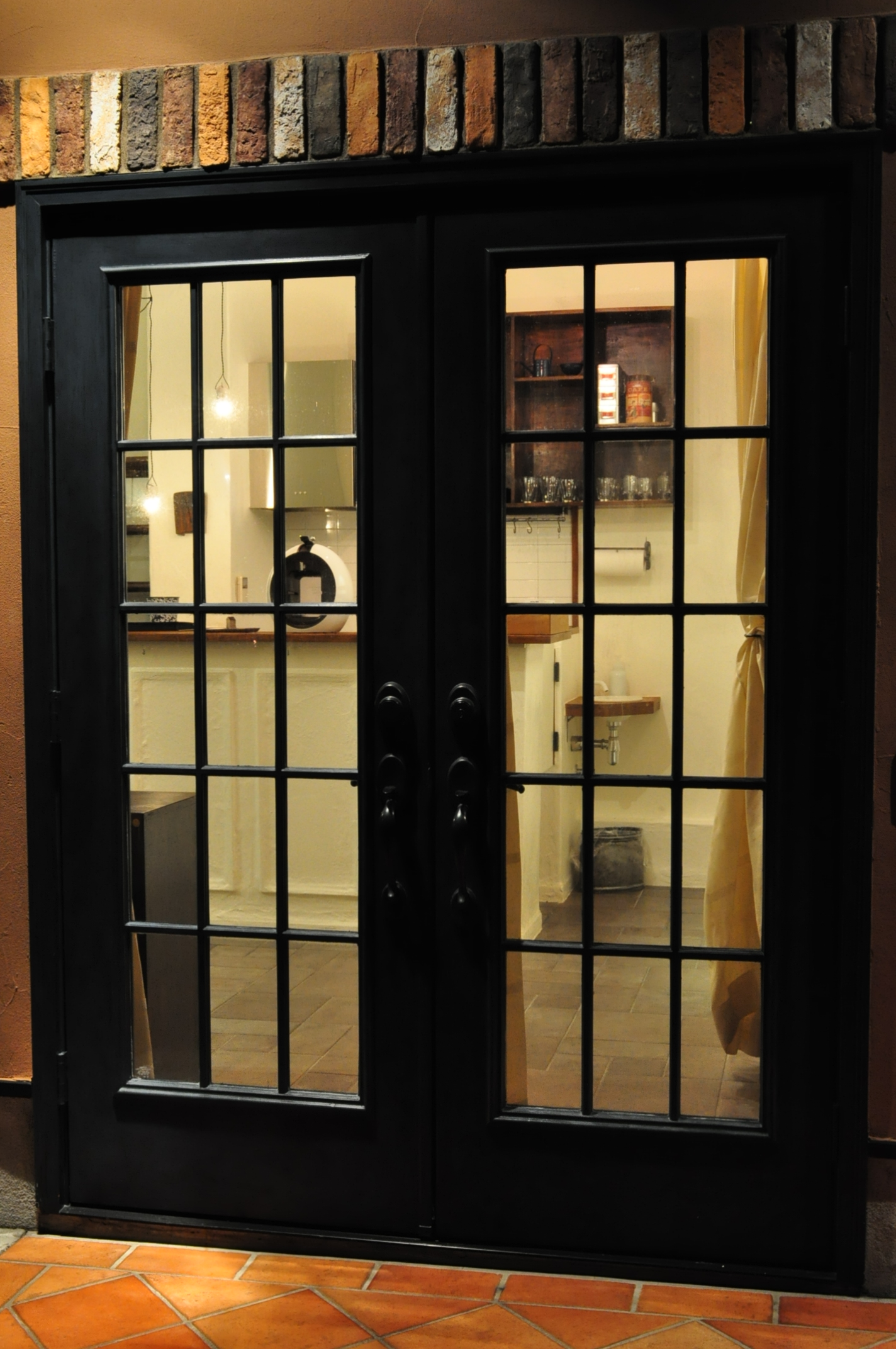 中庭側ﾄﾞｱから中を臨む