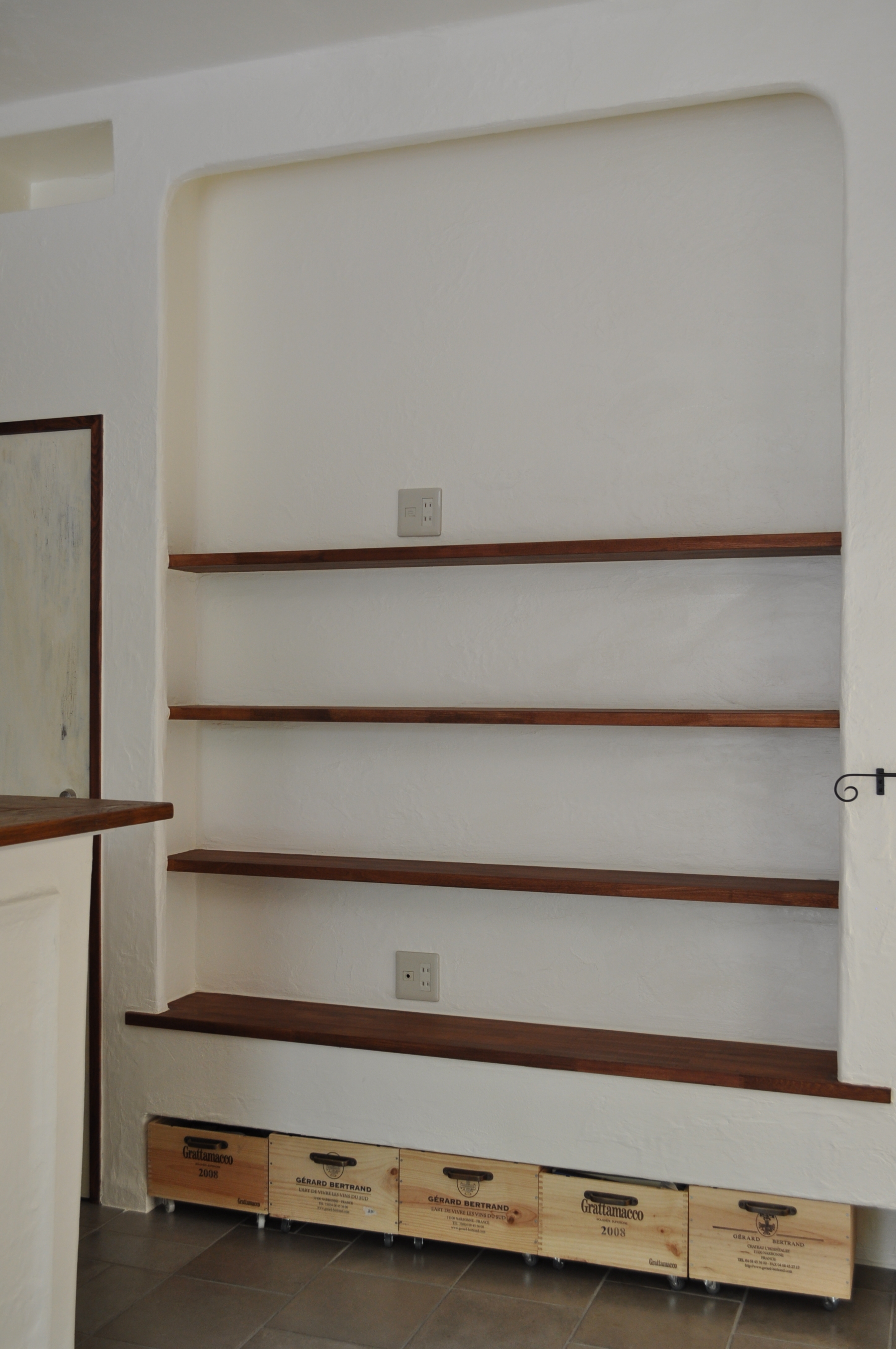 正面固定ﾆｯﾁ棚。上部にﾋﾟｸﾁｬｰﾚｰﾙあり。