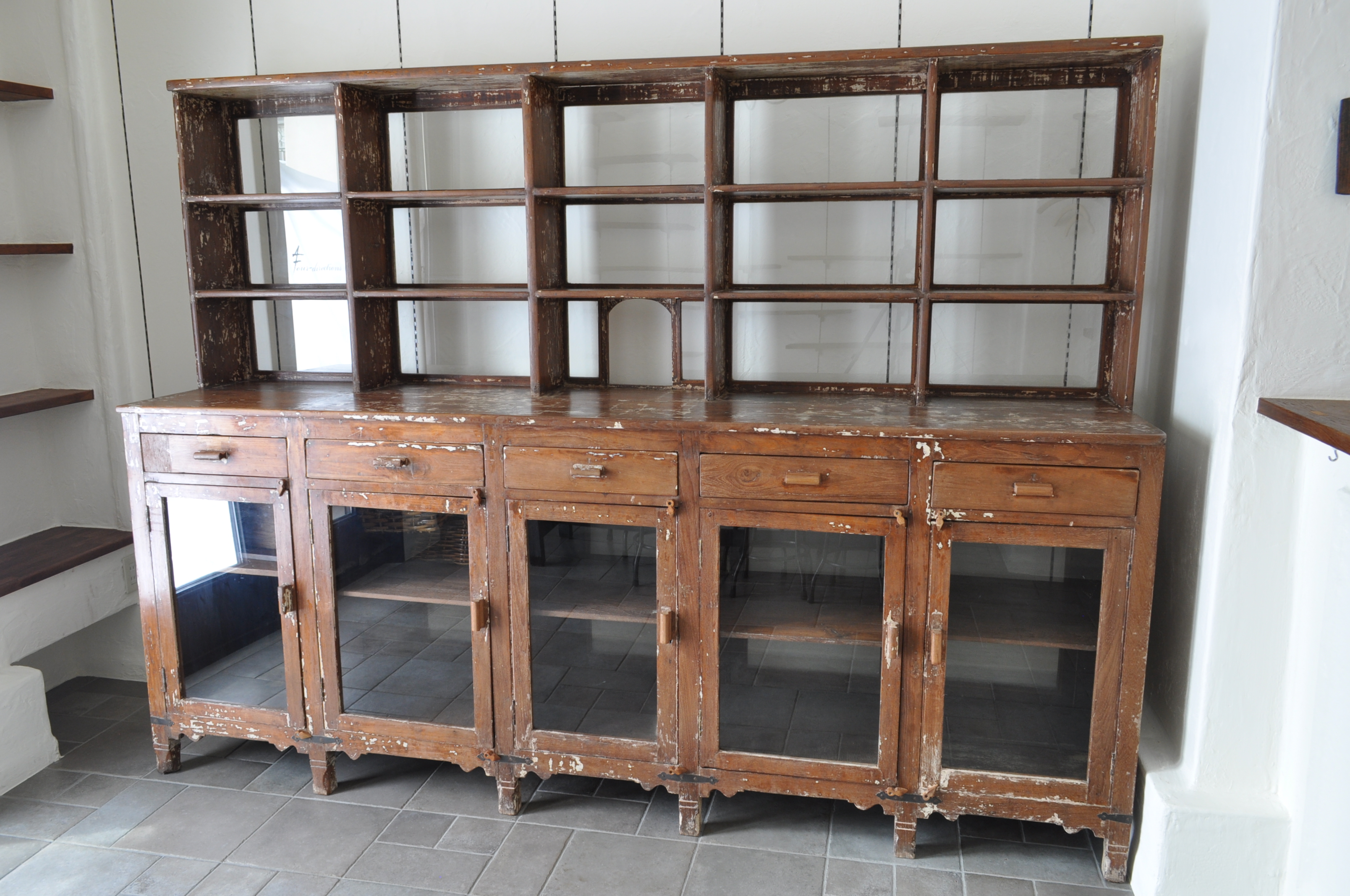 ｲﾝﾄﾞのｱﾝﾃｨｰｸ棚