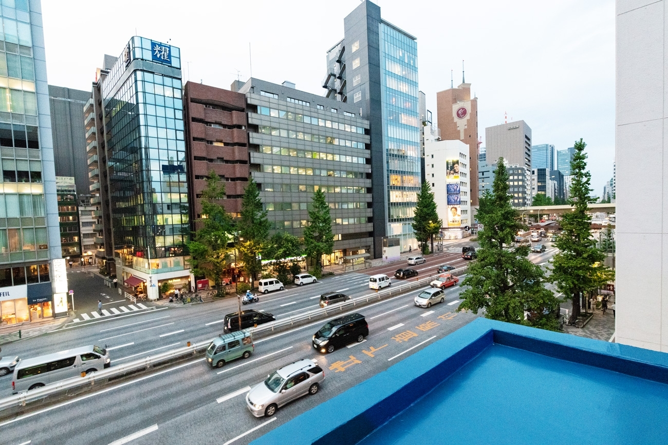 屋上（ギャラリーZ）。銀座の昭和通り、高層ビル群を目の前にすることができる空間です。美しいブルーで新たに塗装され、インスタ映えも十分です。