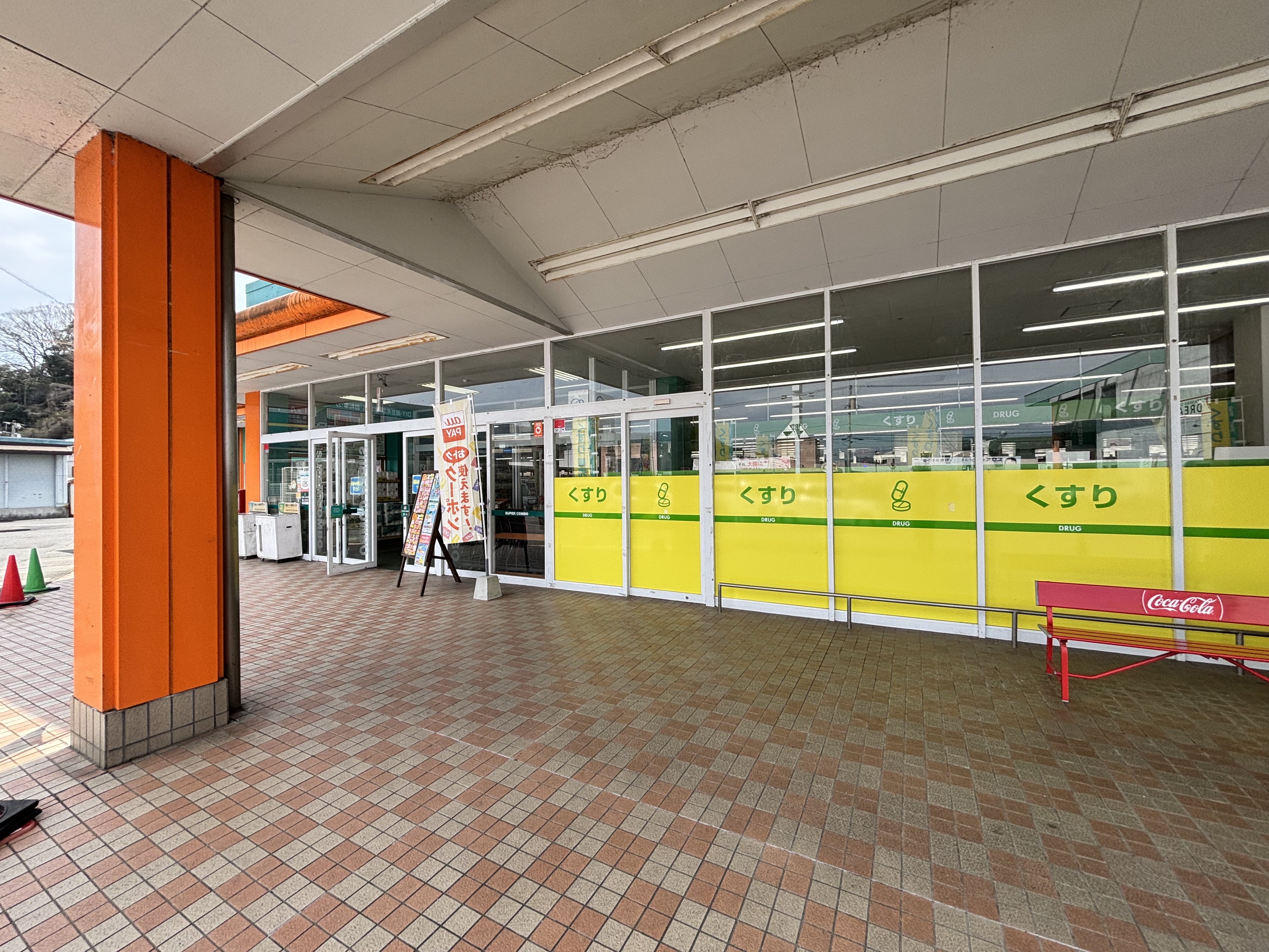 【HIヒロセスーパーコンボ玖珠店】プロモーションイベントに最適なホームセンターの食品側入口の店頭軒下スペース