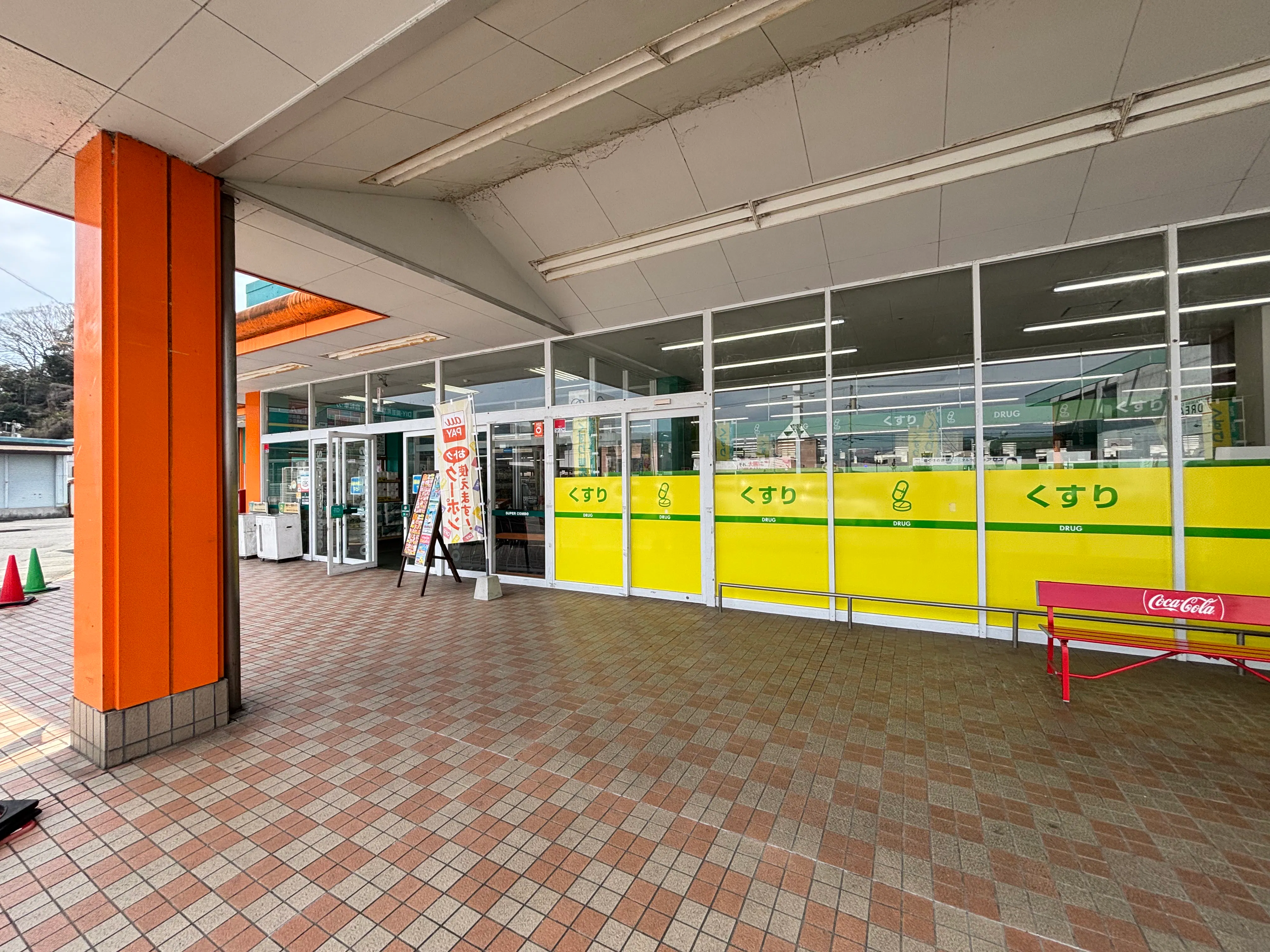 【HIヒロセスーパーコンボ玖珠店】プロモーションイベントに最適なホームセンターの食品側入口の店頭軒下スペース