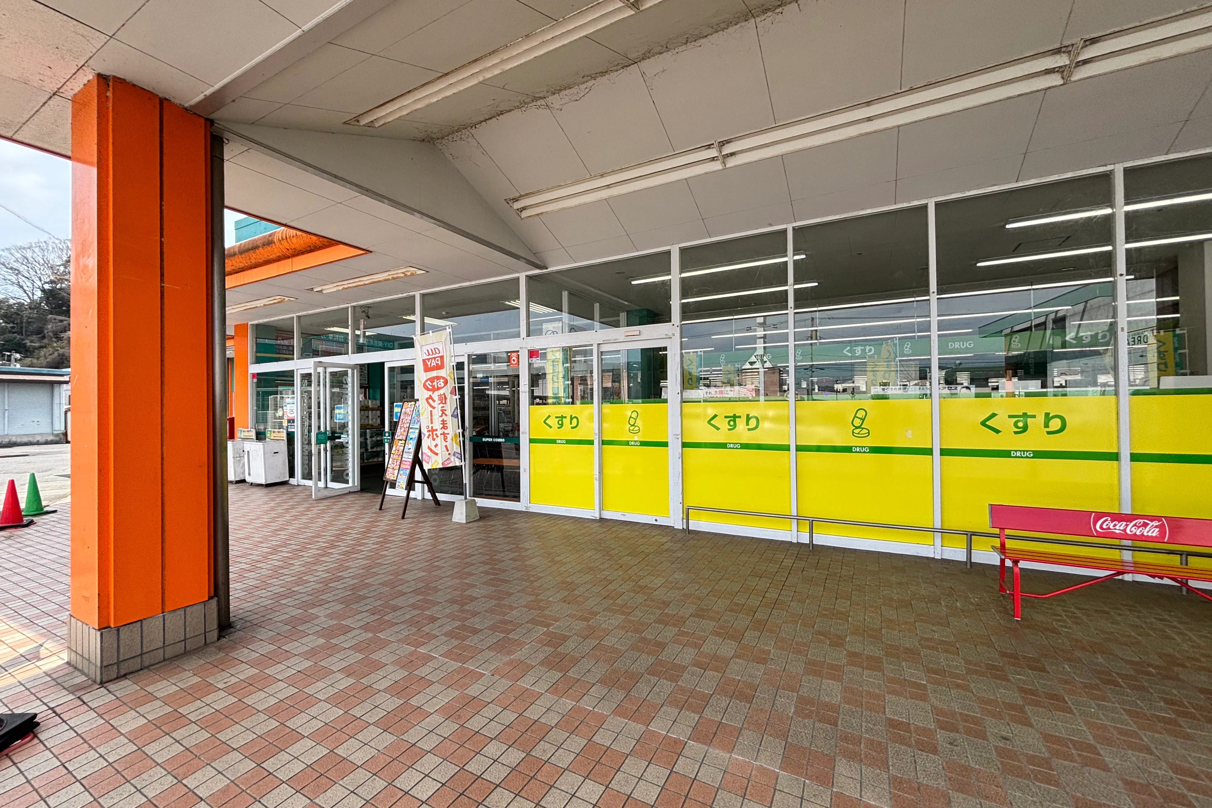 【HIヒロセスーパーコンボ玖珠店】プロモーションイベントに最適なホームセンターの食品側入口の店頭軒下スペース